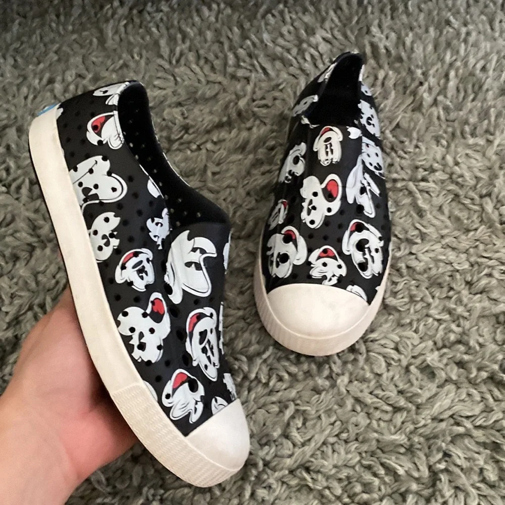 🤍🖤Native Mickey Disney slip on 🖤🤍size 3